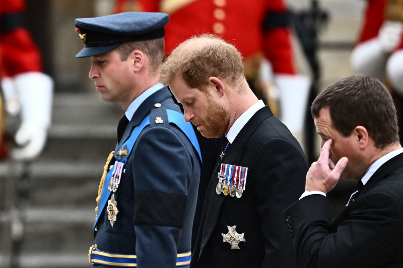Książę Harry (w środku) wraz ze swoim bratem księciem Williamem (po lewej) i kuzynem Peterem Phillipsem (po prawej) poszli za królową Elżbietą's coffin into Westminster Abbey on Monday.